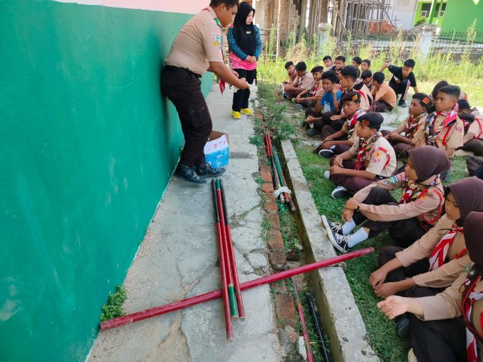 Sandi Ramadhani dan Afniah Siregar Latih Pramuka di MTsN 2 Bungo
