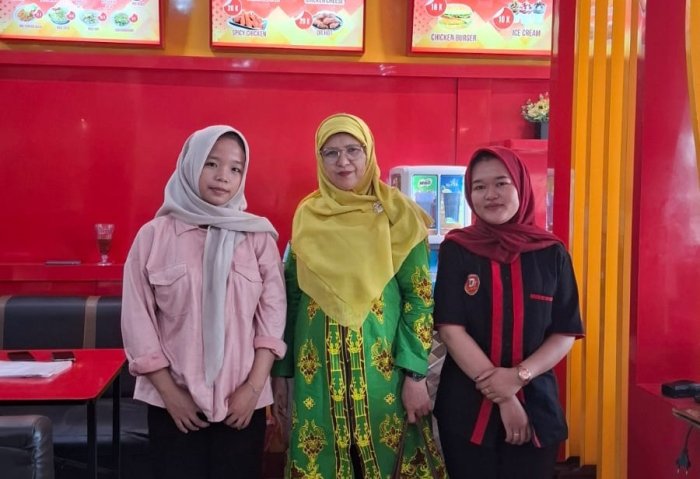 Guru MAN 1 Bungo Pantau Siswa PKL di Dr Chicken