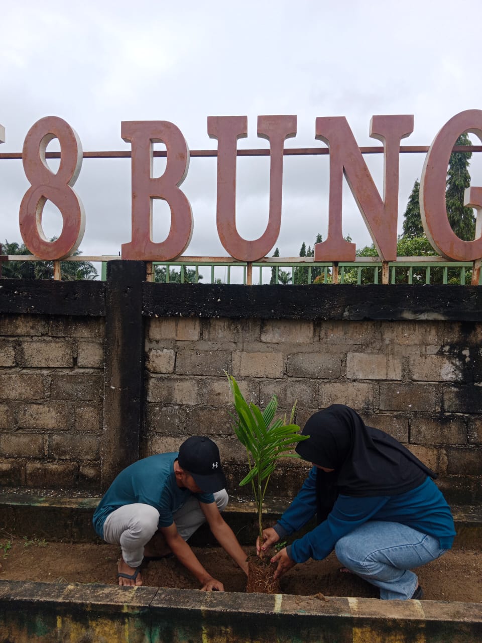 Pramuka MAN 1 Bungo Laksanakan Penanaman Pohon dalam Rangka Pramuka Masuk Desa