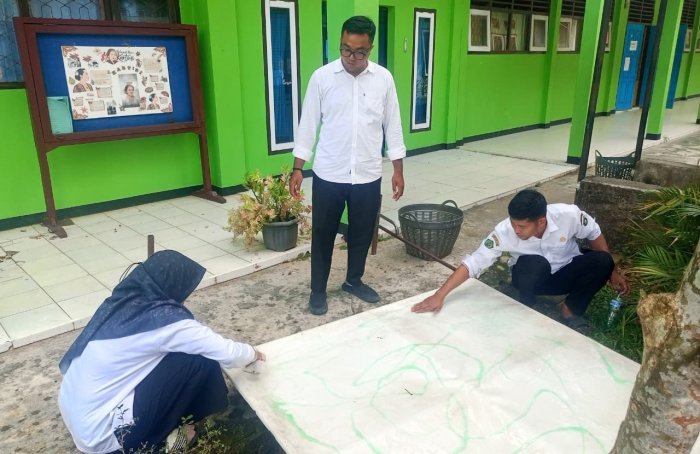 Guru MAN 1 Bungo Bersihkan Layar Proyektor Sambut MATAMUDA 2026 Guru MAN 1 Bungo Bersihkan Layar Proyektor Sambut MATAMUDA 2026