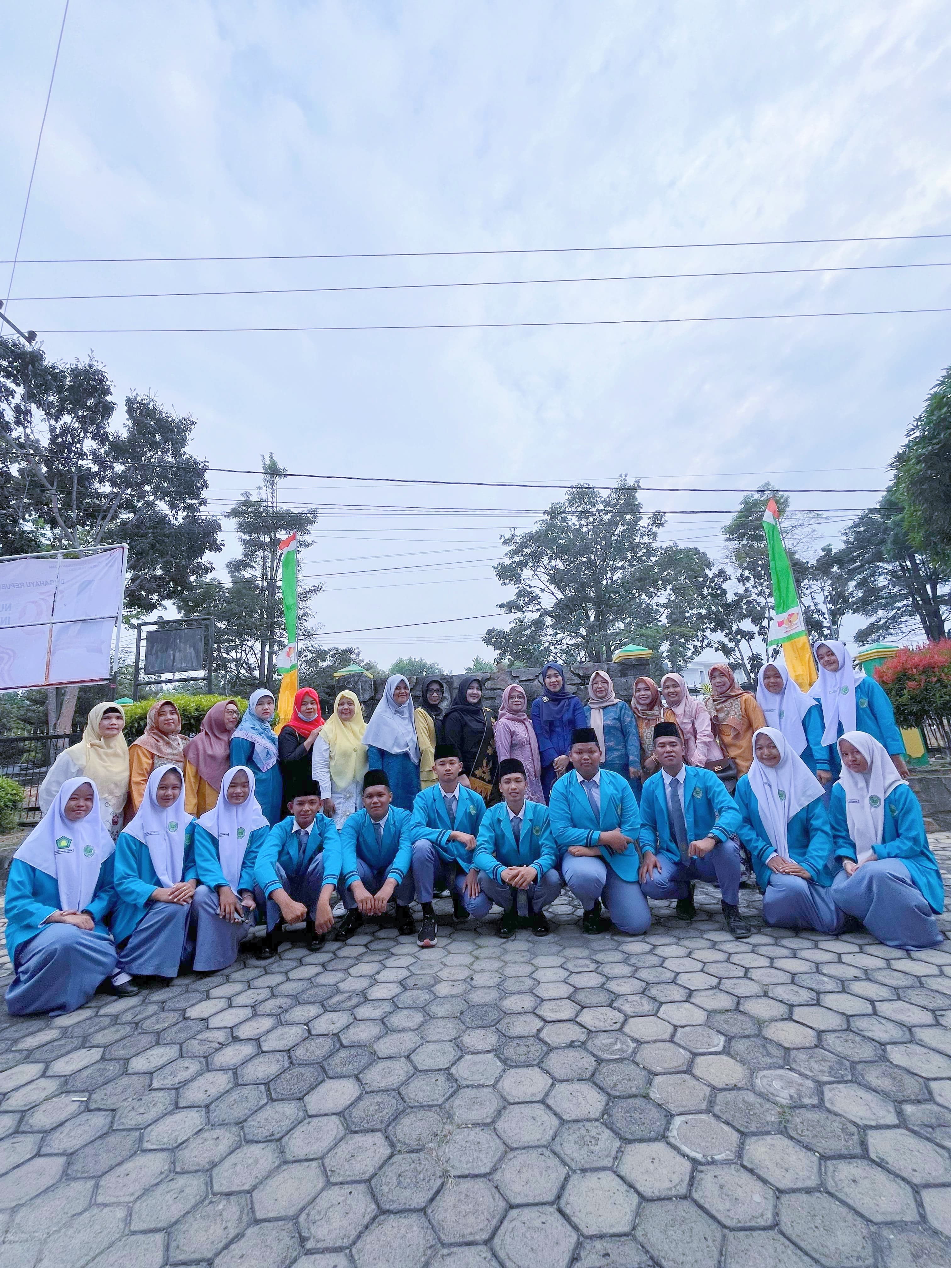 KELUARGA BESAR MAN 1 BUNGO PLUS KETERAMPILAN IKUTI UPACARA PERINGATAN HUT RI KE 79 DIKANTOR KEMENAG Â KABUPATENÂ BUNGO