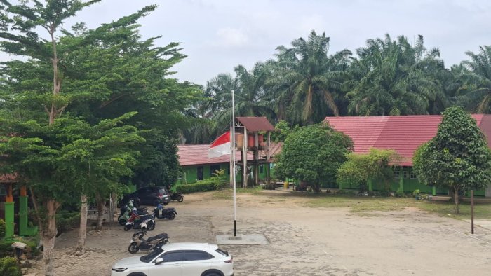 MAN 1 Bungo Kibarkan Bendera Setengah Tiang Hormati Wapres Ke-6 RI