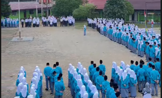 SENIN PAGI PENUH MAKNA: MAN 1 BUNGO GELAR UPACARA BENDERA DENGAN TERTIB DAN KHIDMAT