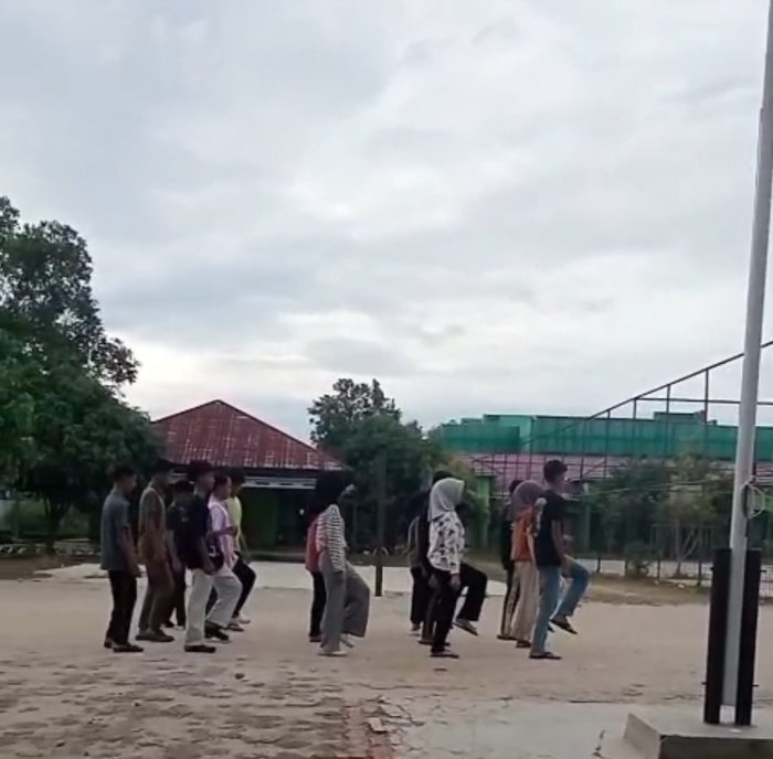 Siswa XI IPS 2 Laksanakan Latihan Upacara di Hari Libur