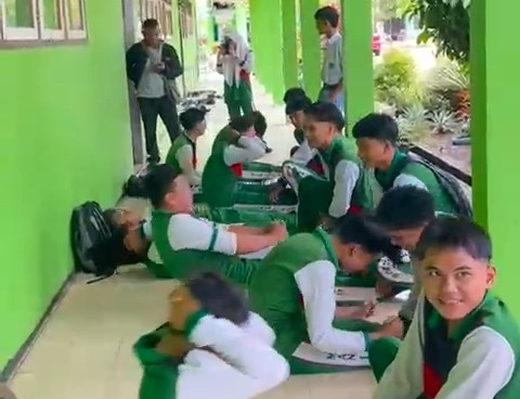 Siswa MAN 1 Bungo Jalani Praktik Sit Up Pada Ujian Madrasah