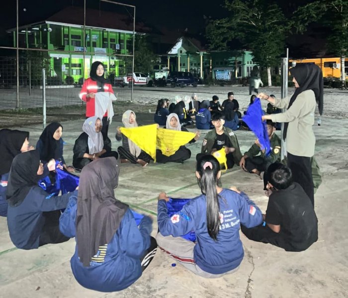 Kakak Senior PMR Latih Peserta Latgab dengan Simulasi P3K