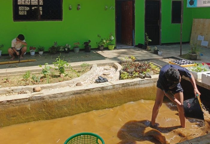 Siswa X MIPA 2 Bersihkan Kolam Sambut Porseni Bulan Oktober