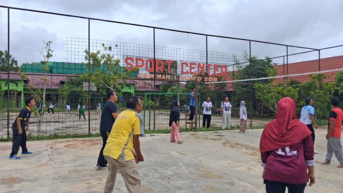 Kepala MAN 1 Bungo Turun Langsung Bermain Voli Bersama Siswa di Classmeeting