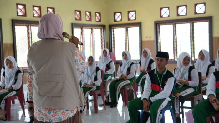 Pembina ICT Club MAN 1 Bungo Sampaikan Materi Fotografi dan Videografi pada MANSAFEST 5.0 Pembina ICT Club MAN 1 Bungo Sampaikan Materi Fotografi dan Videografi pada MANSAFEST 5.0