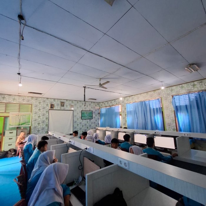 Siswa XII MIPA 1 MAN 1 Bungo Ikuti Tes Akademik Berbasis Komputer