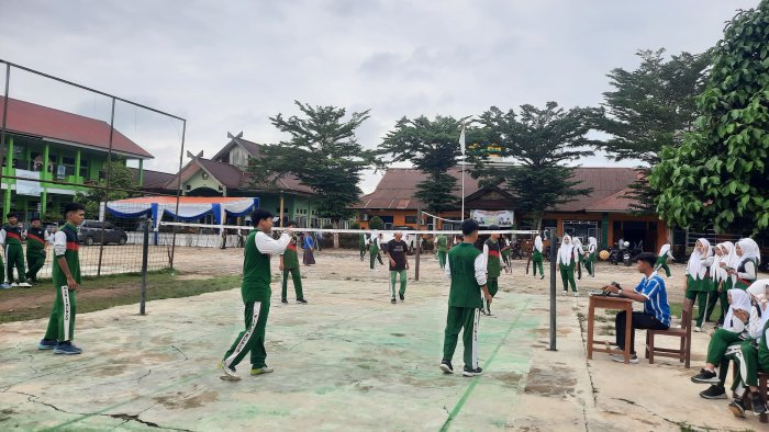Pertandingan Takraw XII BB vs XII MIPA 1 di Class Meeting MAN 1 Bungo Berlangsung Sengit