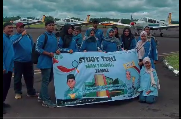 Kontingen OMI MAN 1 Bungo Kunjungi Politeknik Penerbangan Curug