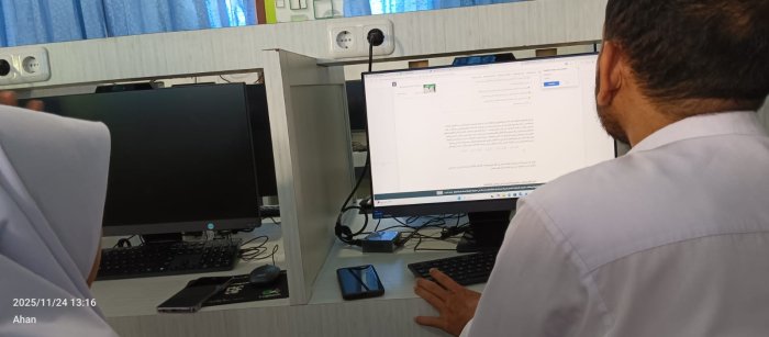 Guru MAN 1 Bungo Bimbing Siswa Menulis Cerpen Arab