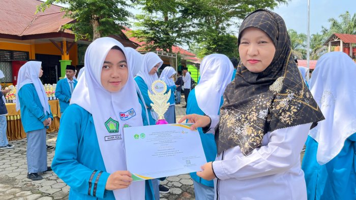 XI MIPA 2 Raih Juara Dua Lomba Stand PORSENI MAN 1 Bungo