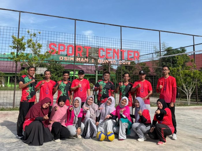 Tim Ustadz Saimun CS Juara Lomba Voli Guru Campuran Tournament MAN 1 Bungo