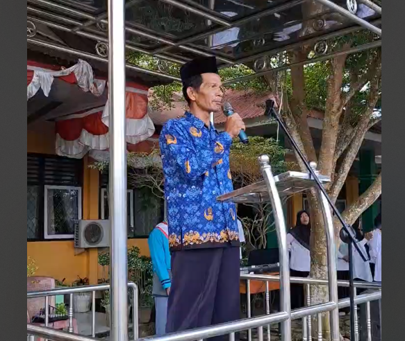 UPACARA BENDERA MAN 1 BUNGO TEKANKAN KEDISIPLINAN DAN KEBERSIHAN LINGKUNGAN