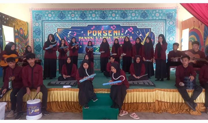 SISWA KELAS XII MIPA EKSPLORASI ALAT INSTRUMEN DALAM PEMBELAJARAN SENI BUDAYA