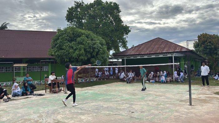 Pertandingan Badminton XI IPS 3 vs XI IPS 2 di Porseni MAN 1 Bungo Berlangsung Ketat