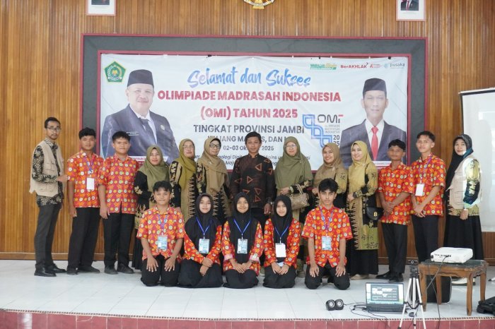 Guru dan Siswa MAN 1 Bungo Kenakan Batik di OMI Jambi