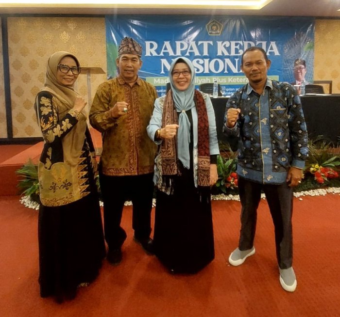 Wakil Kepala Kurikulum MAN 1 Bungo Berfoto Bersama Pejabat Kemenag di Rakernas MA Plus Keterampilan 2025