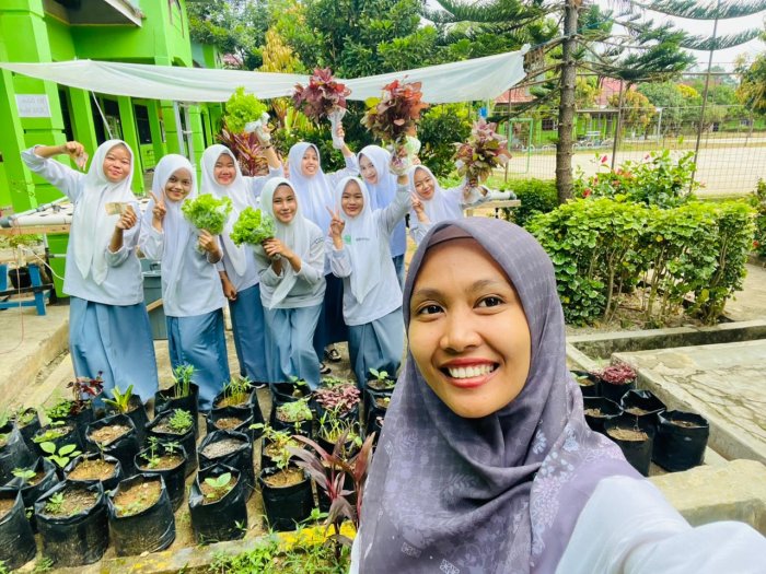 Panen Hidroponik Siswa MAN 1 Bungo Penuhi Kelas dengan Kebahagiaan