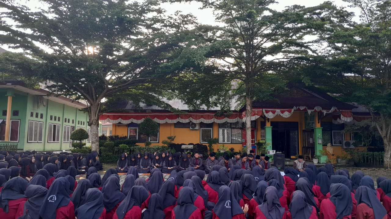 ROHIS MAN 1 BUNGO PLUS KETERAMPILAN ADAKAN KEGIATAN YASINAN DAN SHOLAWATÂ BERSAMA