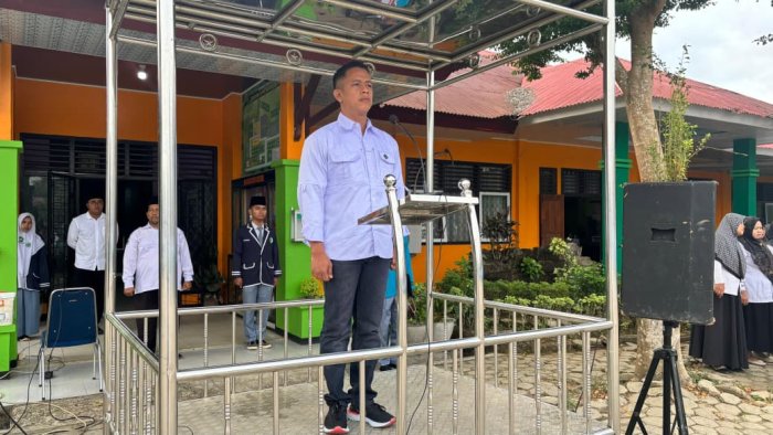 Ipda Andi Mirza Pimpin Upacara Senin di MAN 1 Bungo