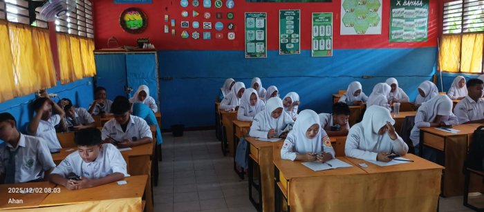 Guru MAN 1 Bungo Siapkan Berkas Tunjangan Profesi