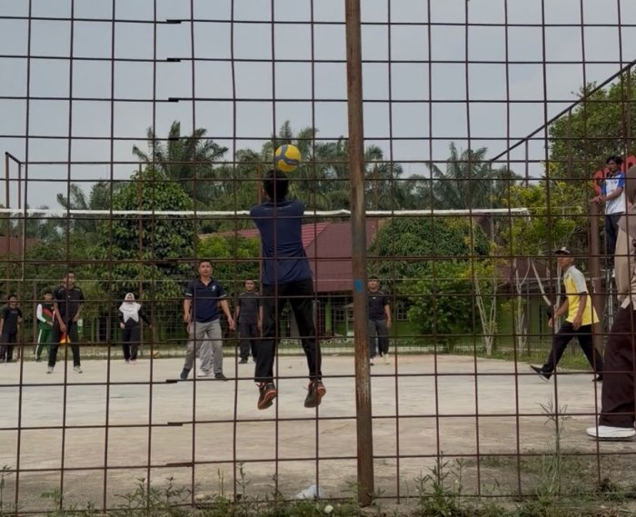 Seru dan Penuh Sportivitas, Turnamen Voli Guru Warnai Class Meeting MAN 1 Bungo Seru dan Penuh Sportivitas, Turnamen Voli Guru Warnai Class Meeting MAN 1 Bungo