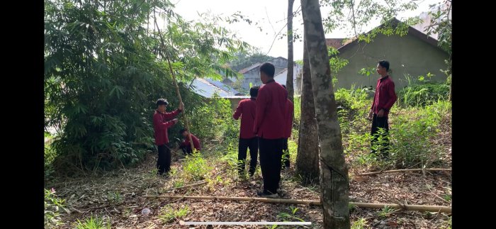 Siswa Kelas XII Keterampilan Budidaya Tanaman Hidroponik MAN 1 Bungo Manfaatkan Bambu untuk Budidaya Tanaman