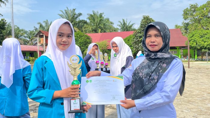 Kelas XI MIPA 3 Raih Juara 1 Pidato Bahasa Arab PORSENI