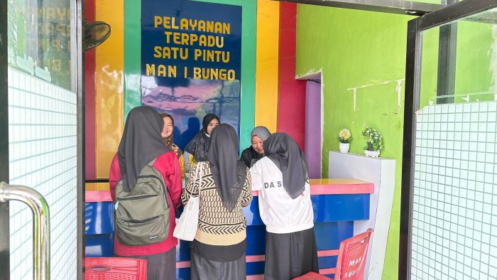 Panitia PMB MAN 1 Bungo Siaga Layani Pendaftaran Siswa Baru