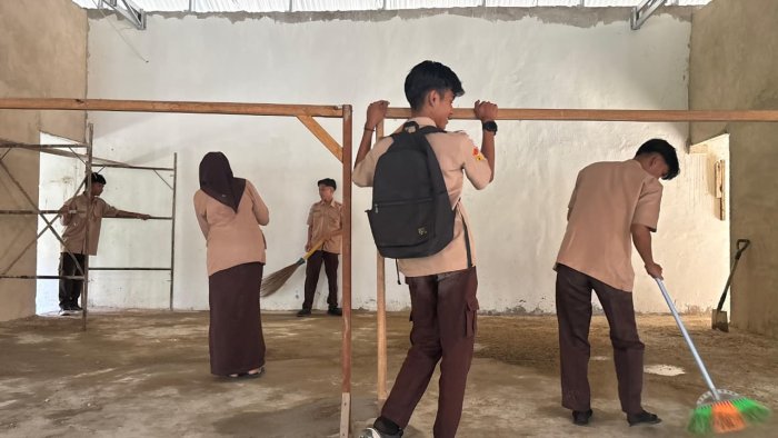 Rohis MAN 1 Bungo Gelar Gotong Royong Persiapan Peringatan Maulid Nabi