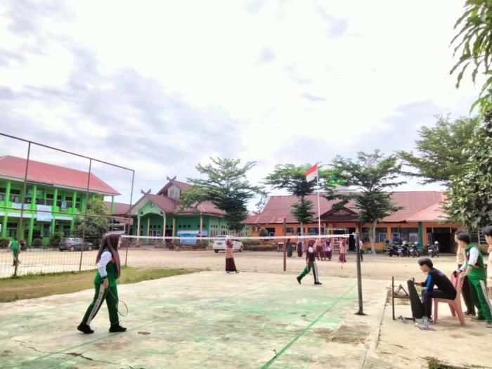 Pertandingan Seru Badminton Putri Warnai Porseni XI MAN 1 Bungo