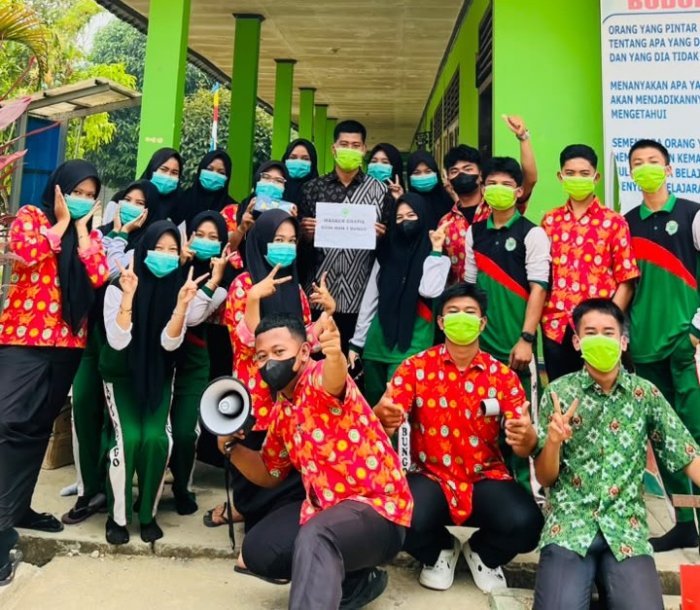 OSIM MAN 1 Bungo Bagikan Masker Gratis untuk Cegah Dampak Kabut Asap pada Kesehatan. OSIM MAN 1 Bungo Bagikan Masker Gratis untuk Cegah Dampak Kabut Asap pada Kesehatan.