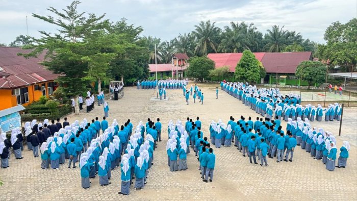 Siswa XI IPS 2 Sukses Jalankan Tugas Upacara Bendera