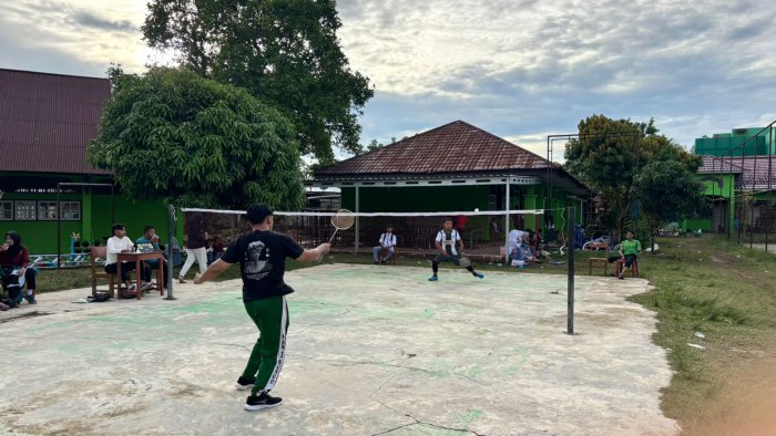Duel Seru Badminton Putra XII BB vs XI IPS 1 di Porseni XI MAN 1 Bungo