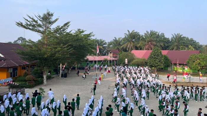 Semangat Pagi! MAN 1 Bungo Gelar Senam Bersama Sebelum Pawai HUT RI ke-81 Semangat Pagi! MAN 1 Bungo Gelar Senam Bersama Sebelum Pawai HUT RI ke-81