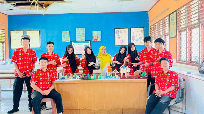 Abadikan Momen Kebersamaan, Ibu Astin Zayyinah Foto Bersama Siswa Usai Praktikum Pembuatan Miniatur Pembangkit Listrik