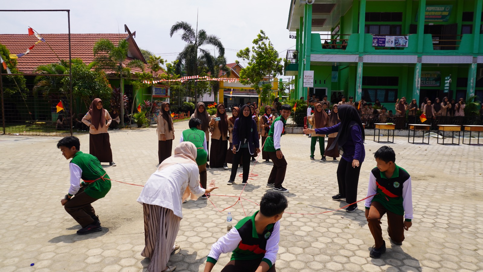 OSIM MAN 1 BUNGO SAMBUT DAN  MERIAHKAN HUT RI KE 79 TAHUN 2024