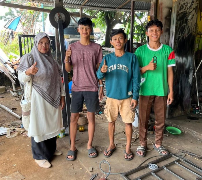 Guru Pendamping PKL MAN 1 Bungo, Ibu Kasmaini Kunjungi Siswa Teknik Pengelasan di Bengkel Las Jaya Abadi