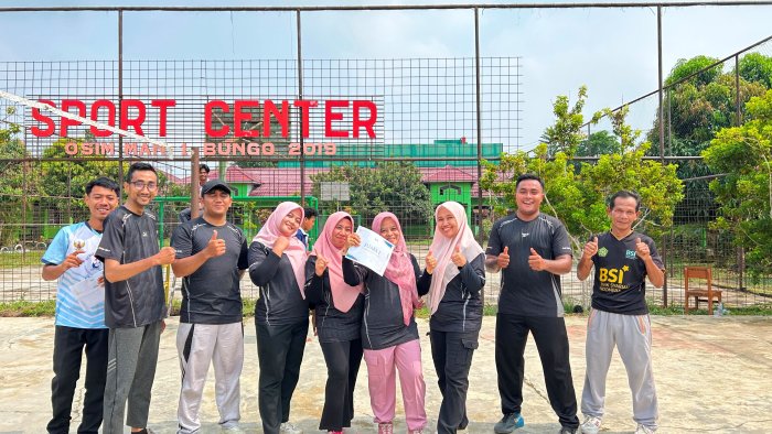 Tim Pak Eko Juara Turnamen Voli Guru MAN 1 Bungo