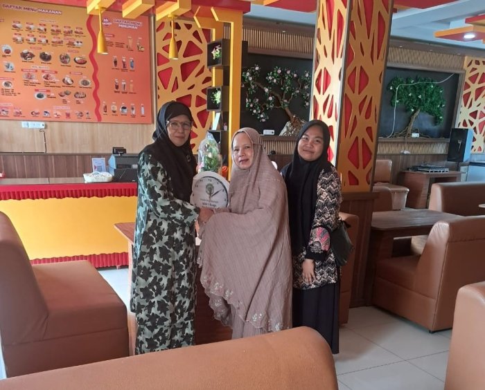 Guru MAN 1 Bungo Jemput Siswa PKL di Mr. Chicken