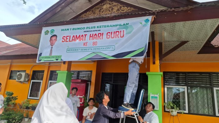 Anggota OSIM MAN 1 Bungo Pasang Banner Sambut Hari Guru