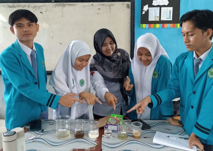 Siswa  XII IPA 1 Antusias Ikuti Praktikum Uji Daya Hantar Listrik Larutan di Laboratorium Kimia