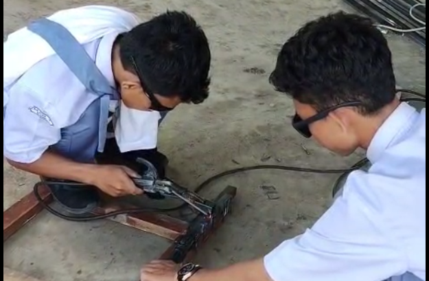 Siswa MAN 1 Bungo Praktik Teknik Pengelasan di Bengkel Las Madrasah Siswa MAN 1 Bungo Praktik Teknik Pengelasan di Bengkel Las Madrasah