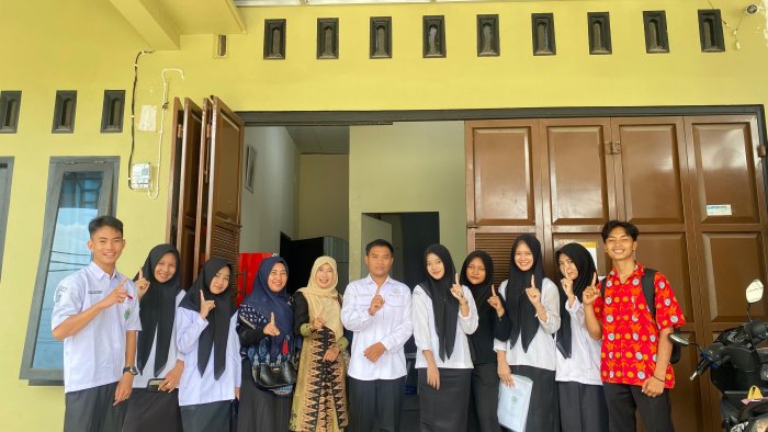 Guru MAN 1 Bungo Jemput Siswa PKL di Lukta Production