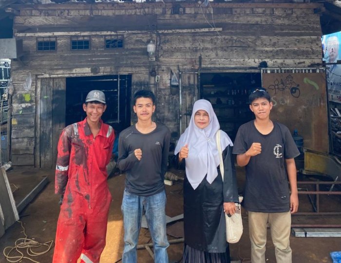 Guru Pembimbing Pantau Siswa PKL Teknik Pengelasan MAN 1 Bungo di Berbagai Bengkel Las