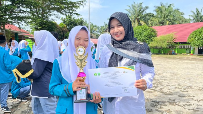 XI MIPA 1 MAN 1 Bungo Raih Juara 2 Lomba Mading PORSENI