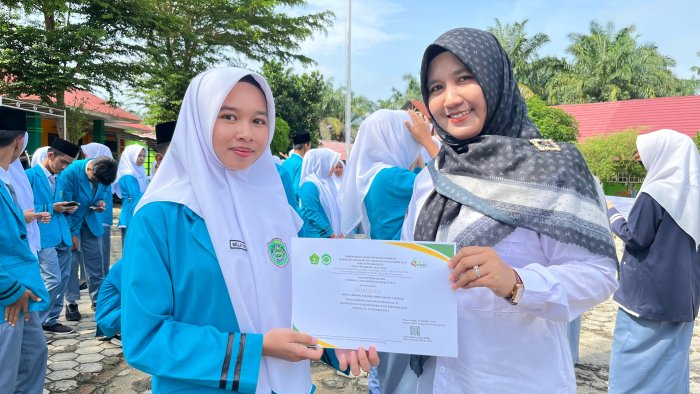 XI IPS 1 MAN 1 Bungo Raih Mading Terunik di PORSENI XI